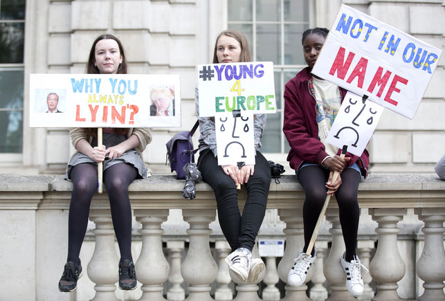 Jóvenes manifestantes contra el Brexit el viernes frente a Downing Street.