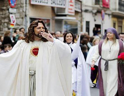 Las burlas blasfemas contra los cristianos son habituales en las concentraciones de gays.