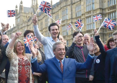 Partidarios del 'Brexit' celebrando la victoria junto al líder patriota Nigel Farage.