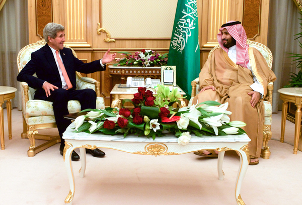 El príncipe saudí Mohamed ben Salman, con el secretario de Estado de EEUU, John Kerry, en Riad, Arabia Saudí, el 7 de mayo de 2015. (Imagen: Departamento de Estado de EEUU).