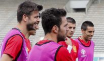 Los jugadores de la selección española Gerard Piqué (i) y Cesc Fábregas durante el entrenamiento de hoy en el Estadio Jacques Chaban-Delmas de Burdeos, en la víspera del partido de la Eurocopa que les enfrenta hoy a Croacia.