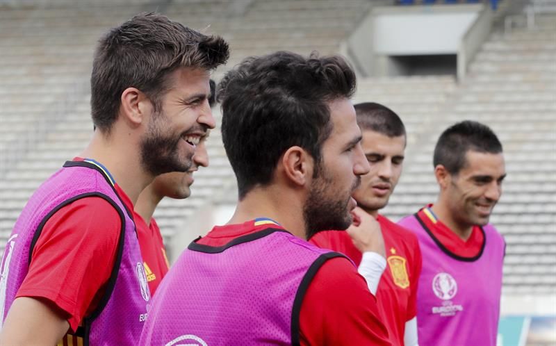 Los jugadores de la selección española Gerard Piqué (i) y Cesc Fábregas durante el entrenamiento de hoy en el Estadio Jacques Chaban-Delmas de Burdeos, en la víspera del partido de la Eurocopa que les enfrenta hoy a Croacia.