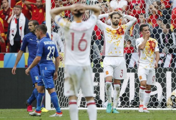 Los jugadores de España Gerard Piqué (2d) y Lucas Vázquez (d) y los de Italia Giorgio Chiellini (i) y Emanuele Giaccherini durante el partido Italia-España de octavos de final de la Eurocopa de Fútbol de Francia 2016, que se jugó en el Estadio de Saint Denis de París, Francia. 