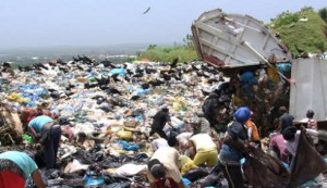 Pobres buscando alimentos en un vertedero de Venezuela