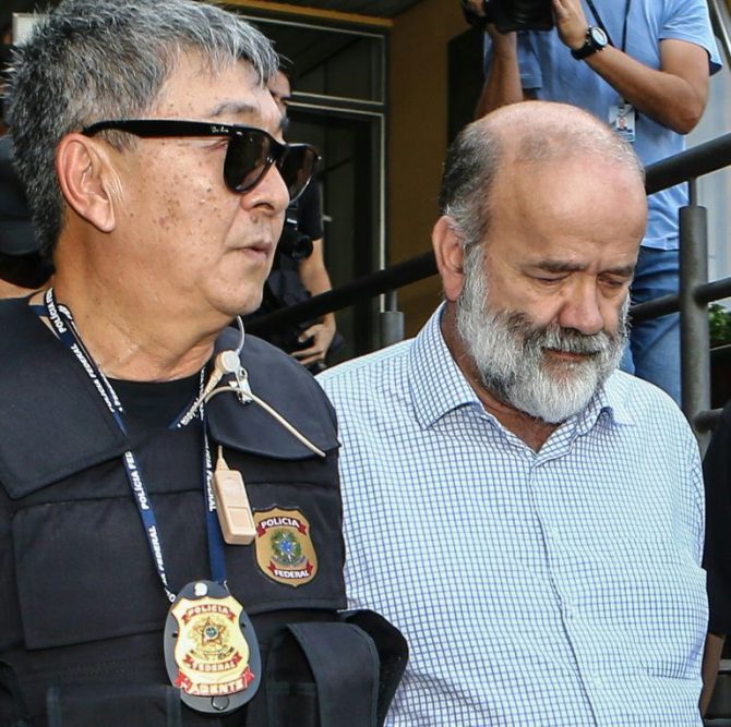 El policía Newton Ishii acompaña al médico al detenido Joao Vaccari del PT el 16 de abril de 2015 en Curitiba.