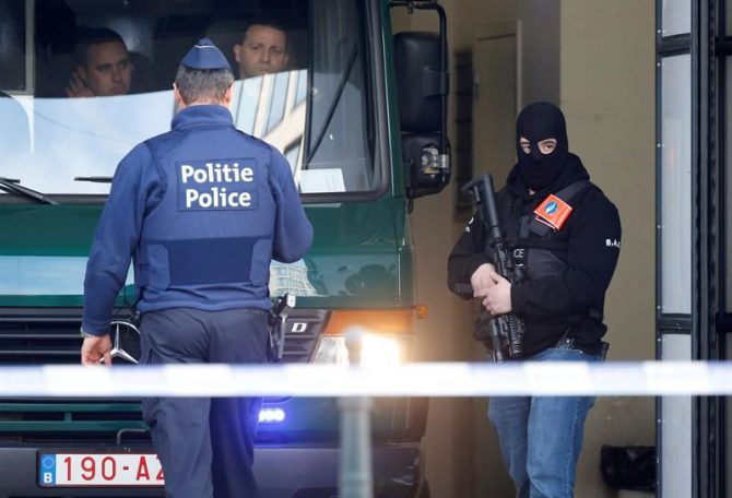 Un furgón policial llega a un tribunal de Bruselas (Bélgica).