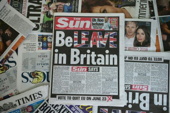 Varias portadas de diarios británicos fotografiadas, entre las que destaca la del tabloide The Sun que pide el voto en contra de la permanencia en la UE, el 14 de junio de 2016 en Londres