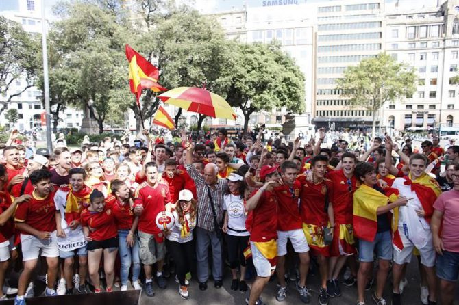 Cientos de personas, convocadas por la plataforma "Barcelona con la Selección" , acudieron ayer a la plaza de Cataluña de Barcelona para ver por pantalla gigante el partido de la Eurocopa que la selección española de fútbol ha disputado ante Italia.