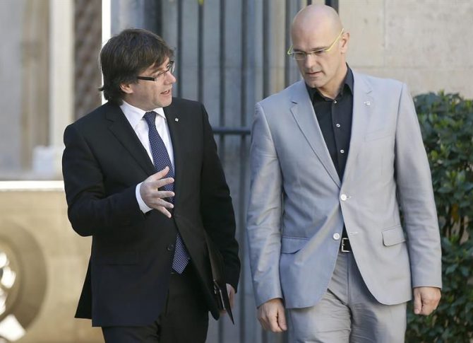 El presidente de la Generalitat, Carles Puigdemont, conversa con el conseller de Asuntos Exteriores, Raül Romeva.