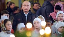 Putin en la misa del gallo celebrada en la iglesia en la que fueron bautizados sus padres.