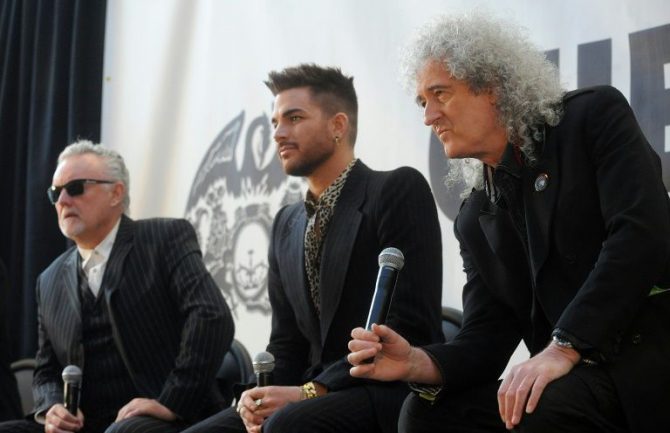 Roger Taylor (I) y Brian May (D) del grupo de música Queen junto a Adam Lambert (C) en una rueda de prensa en Nueva York.