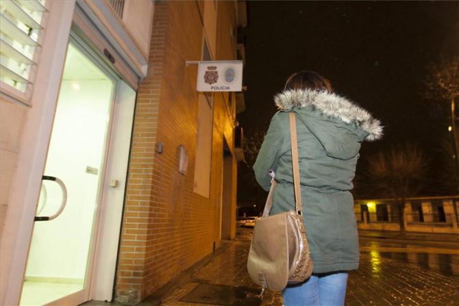 La joven R. Muñoz, tras presentar la denuncia en comisaría.