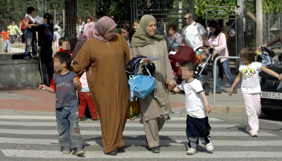 Madres musulmanas recogen a sus hijos de un colegio público en Cataluña.