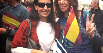 A la izquierda, Rocío Monasterio, miembro destacada de Vox.