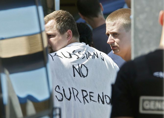 Un aficionado ruso portando una camiseta con el mensaje: "los rusos no se rinden". 