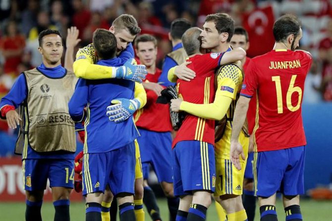 Los jugadores de la selección española celebran el triunfo del equipo por 3-0 tras el partido España-Turquía del Grupo D de la Eurocopa de Fútbol de Francia 2016, en el Estadio Allianz Riviera de Niza, Francia, ayer. 