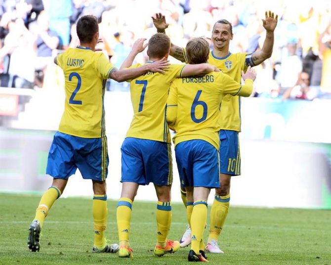 Los jugadores de la selección sueca (de i a d), Mikael Lustig, Sebastian Larsson, Emil Forsberg y Zlatan Ibrahimovic.