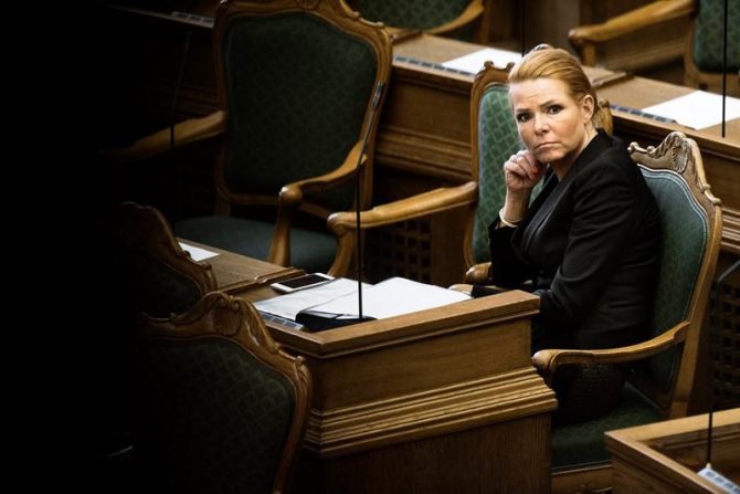 La ministra de inmigración e integración, Inger Stojberg, escucha el debate en el Parlamento danés en Copenhague (Dinamarca). 