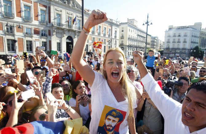 La mujer del líder opositor encarcelado venezolano Leopoldo López, Lilian Tintori, durante el acto de recogida de medicamentos organizada por la Asociación Civil de venezolanos en España, en la Puerta del Sol de Madrid.