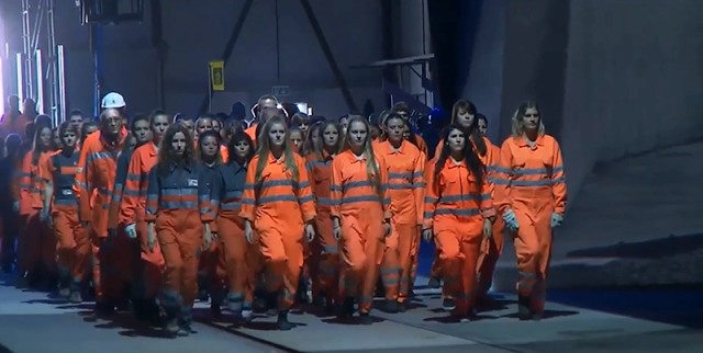 Esta escena supuestamente representa a los trabajadores que son enviados a trabajar en el túnel. 