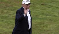 El virtual candidato republicano a la presidencia de EEUU, Donald Trump, saluda a su llegada al campo de golf de Trump Turnberry en Escocia, Reino Unido, hoy.