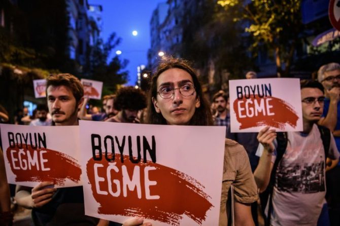 "No sumisión", claman unos manifestantes el 18 de junio de 2016 en Estambul, en respuesta al ataque de islamistas contra unos seguidores del grupo de rock Radiohead.