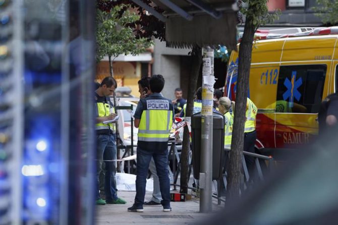 Miembros de los servicios de emergencia y de la Policía trabajan en el número 40 de la calle de Marcelo Usera, de Madrid, donde tres personas han sido halladas muertas tras un incendio registrado esta tarde en un despacho de abogados.