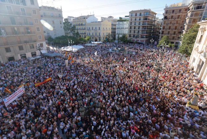 Miles de valencianos se concentran en la plaza de la Virgen contra los ataques a los católicos de la izquierda radical.