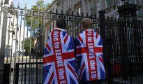 Votantes a favor del Brexit con banderas de Reino Unido a las puertas de Downing Street.