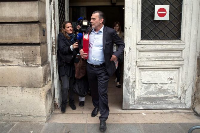 El abogado de Salah Abdeslam, presunto responsable logístico de los atentados yihadistas del 13 de noviembre en París, llega al Palacio de Justicia para asistira a la comperecencia de su cliente ante los jueces instructores, el pasado 20 de mayo.