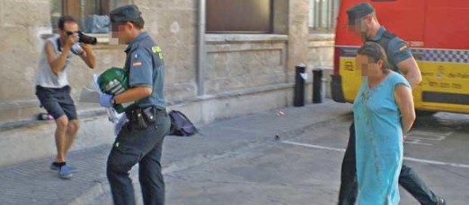 La supuesta agresora, de 46 años, con el vestido manchado de sangre, ayer en los juzgados de Palma.