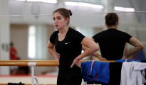 La gimnasta rusa Aliya Mustafina participa ayer en un entrenamiento del equipo olímpico ruso de gimnasia artística