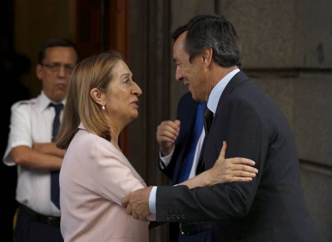 La nueva presidenta del Congreso, Ana Pastor, , saluda al portavoz popular, Rafael Hernando, a su llegada a la Cámara Baja.