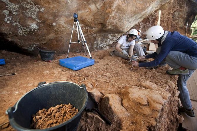 Dos arqueólogas trabajan en Galería, en los yacimientos arqueológicos de Atapuerca. El equipo de investigación de los yacimientos de Atapuerca, en Burgos, iniciará este año la excavación en toda la extensión del nivel más antiguo hasta la fecha de la sierra burgalesa. 