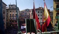 Vista desde el balcón del Ayuntamiento de Pamplona momentos antes del lanzamiento del 'Txupinazo' con el que ayer comenzaron las fiestas de San Fermín. Un policía foral ha localizado en la plaza de toros a los presuntos autores de la agresión sexual