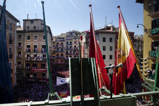 Vista desde el balcón del Ayuntamiento de Pamplona momentos antes del lanzamiento del 'Txupinazo' con el que ayer comenzaron las fiestas de San Fermín. Un policía foral ha localizado en la plaza de toros a los presuntos autores de la agresión sexual