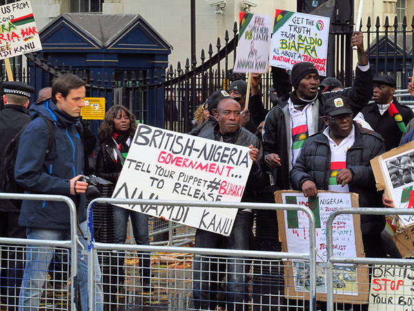 Partidarios del Pueblo Nativo de Biafra (PNB) protestan en Londres contra la muerte de civiles en Biafra a manos del Ejército nigeriano y piden la liberación del líder del PNB, Nnamdi Kanu, el 15 de noviembre de 2015.