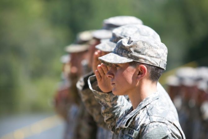 La capitán del ejército estadounidense Kristen Griest saluda en la ceremonia de graduación de la Escuela de Rangers del ejército, el 21 de agosto de 2015 en Fort Benning, Georgia (EEUU)
