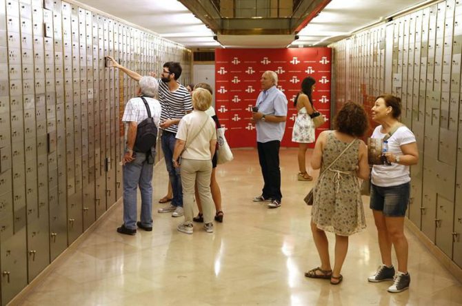 Visitantes en la Caja de la Letras del Instituto Cervantes de Madrid.