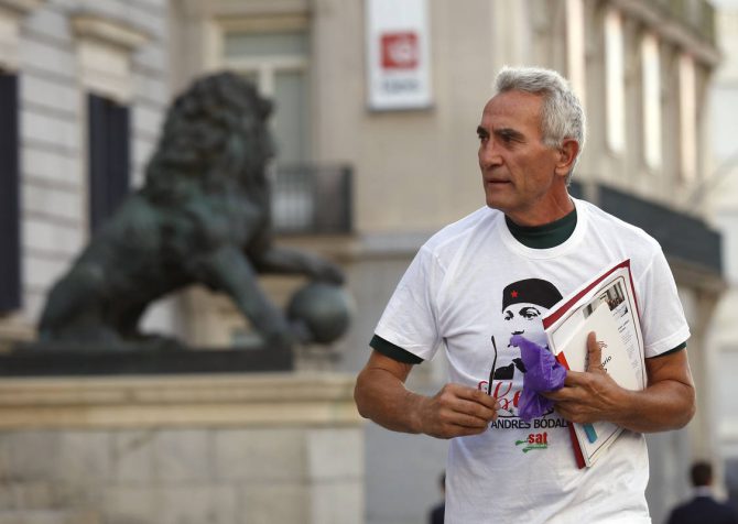 El diputado de Unidos Podemos Diego Cañamero viste una camiseta para pedir la libertad de Bódalo