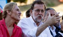 El presidente del Partido Popular y del Gobierno en funciones, Mariano Rajoy (d), junto a la diputada electa por Málaga, Carolina España (i), durante un mitin del partido.