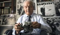 El fotógrafo taurino Franciso Cano "Canito", con una de sus cámaras antiguas en su domicilio de Valencia.