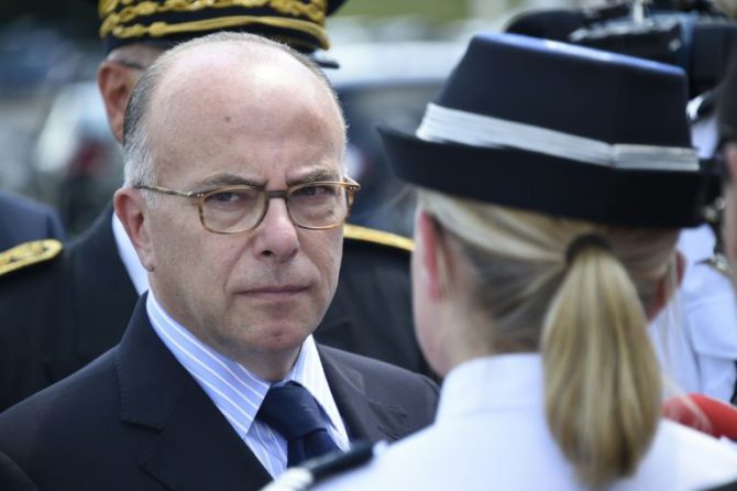 El ministro del Interior francés, Bernard Cazeneuve, el 8 de julio de 2016 durante un evento sobre seguridad vial al sur de París