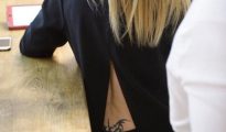 Cristina Cifuentes, con un tatuaje al final de la espalda.