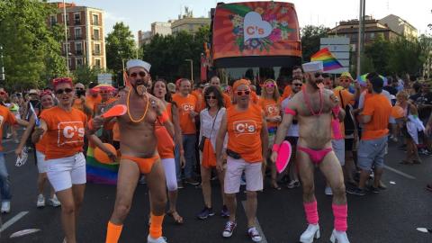 Miembros de Ciudadanos en el desfile del Orgullo Gay.