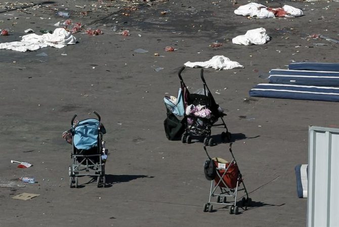 Varios coches de bebé abandonados y sábanas ensangrentadas pueden verse hoy en el paseo marítimo de Niza, donde anoche se produjo un atentado que ha costa la vida a 84 personas, diez de ellas niños. 