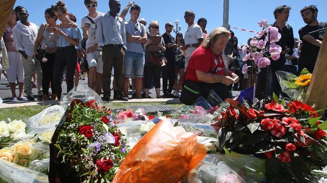 El ritual de las flores... ¡y hasta el próximo atentado!
