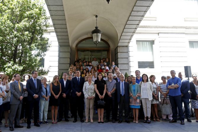 Mucho ruido y pocas nueces. Diputados españoles guardan un minuto de silencio en condolencia por las víctimas de Niza.