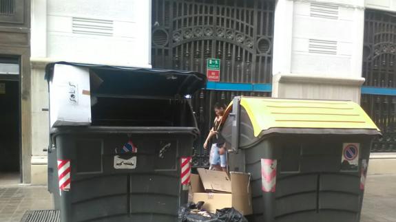 Contenedor en el que se ha encontrado un bebé en la calle Correos de Valencia.