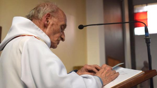 El padre Jaques Hamel fue degollado por dos yihadistas de ISIS en su parroquia de Saint Ettiene